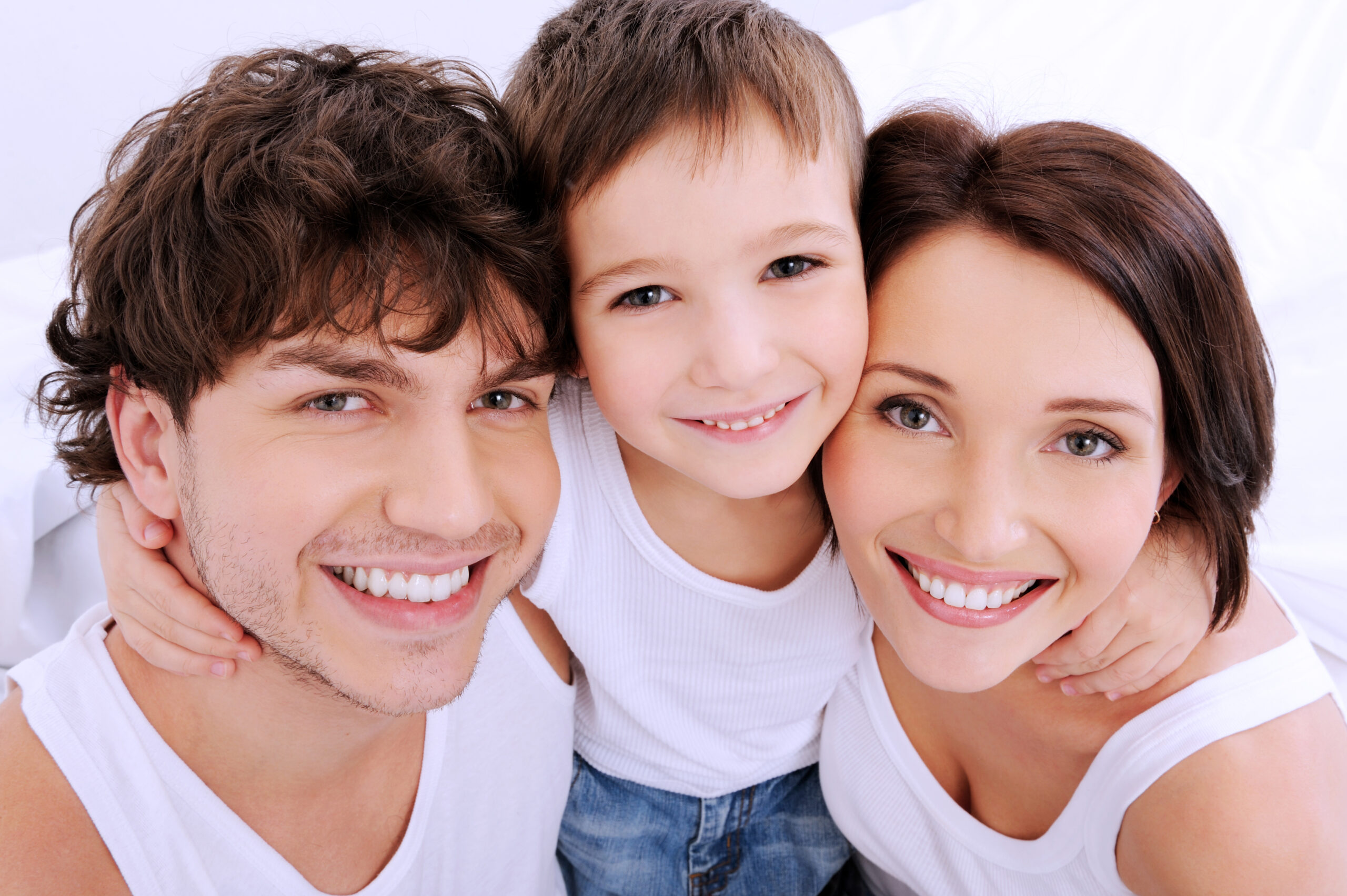 Семья из 3 х человек. Красивая улыбка. Красивые зубы. Семья улыбается. Портрет счастливой семьи.